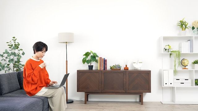 世帯年収500万円・月の積立額12万円「資産が世界情勢に左右される不安も」42歳女性の運用成績