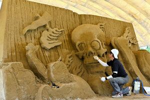 水木しげるの妖怪たち、砂丘に現る　砂の美術館に新作、砂像制作公開