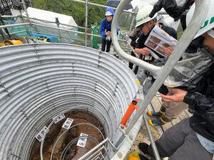 耐震工事中の弘前城天守台　江戸期に2回つくりかえた跡