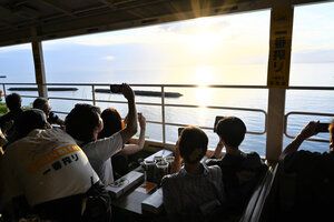 沈む夕日に乾杯「夕焼けビールトロッコ」列車運行始まる　JR予讃線