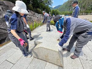「日航機墜落事故風化させない」　JAL系整備士ら「慰霊の園」清掃