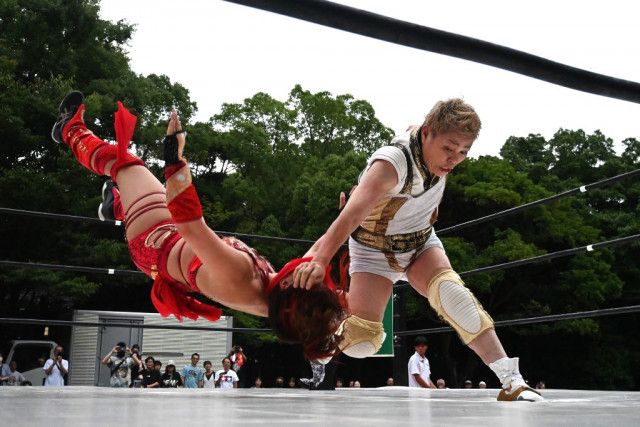 神取忍さんと井上貴子さん 白熱プロレスで地域盛り上げ 静岡県清水町「ふるさと大使」就任記念