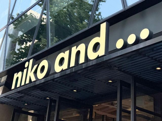 周りと差をつけるなら【niko and ...】へ！ 差し色がポイント♡「一癖シューズ」