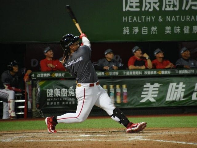 台湾の強打者ギリギラウ選手　原住民族の誇りをのせた満塁弾