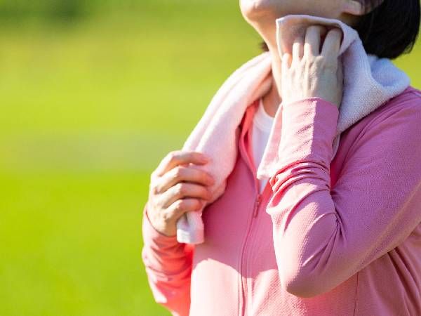 【医師監修】汗が止まらない！これって多汗症？更年期？考えられる病気・原因・治療