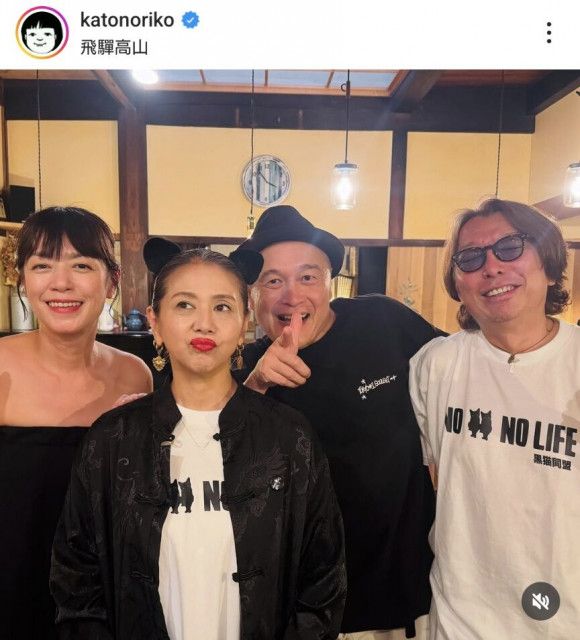 小泉今日子が猫耳＆赤リップでキュートな“黒猫”になりきり　加藤紀子が公開