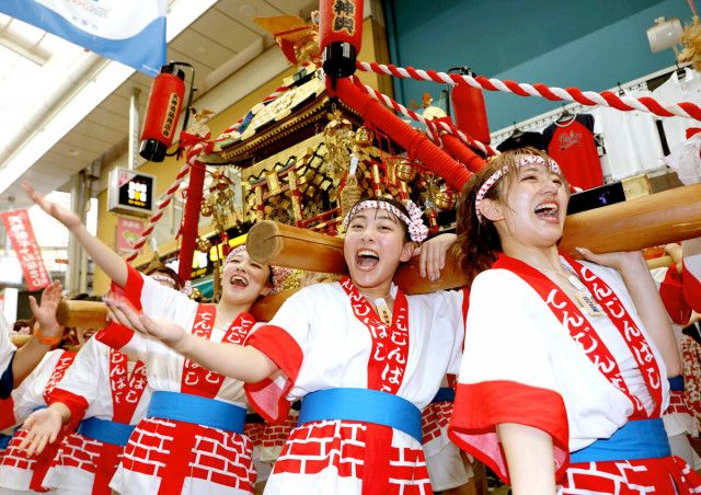 アラサー記者が「ギャルみこし」挑戦、酷暑で鼻血もギャルは優しかった