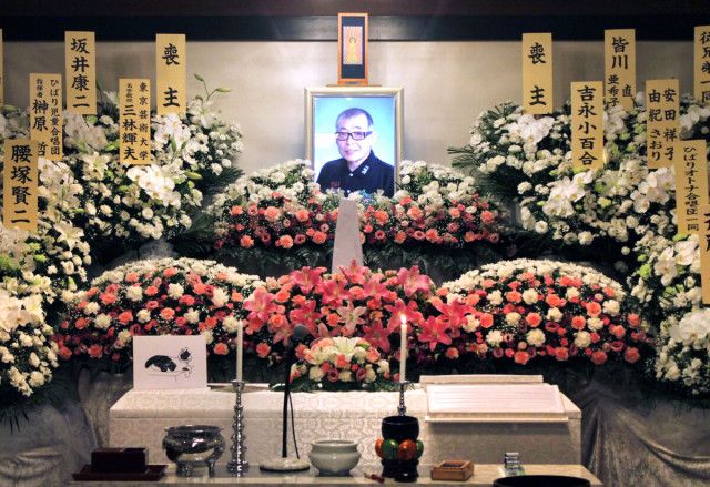 皆川おさむさん通夜に約２６０人　吉永小百合、由紀さおりから花も