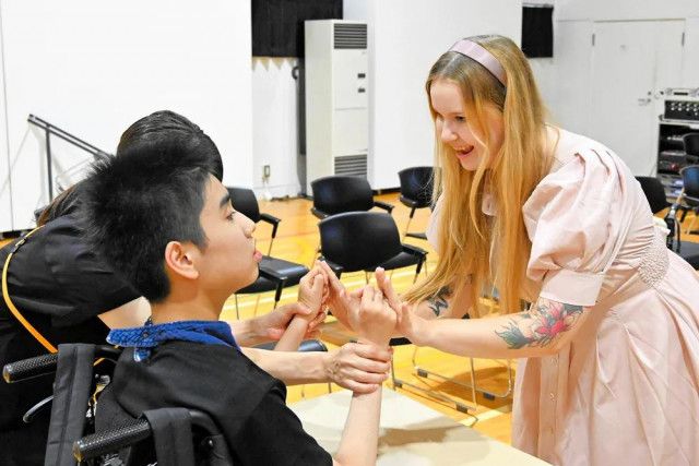 各国の「こんにちは」楽しく学ぶ 旭川養護生、東川で留学生と交流