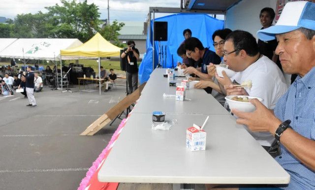 黒松内産牛やアユに行列 ビーフ天国マルシェ