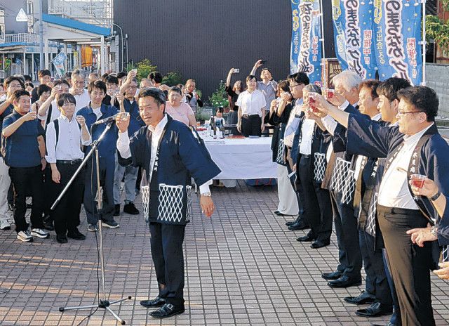 「グル巡り」開始で乾杯　氷見　初回は２５店舗参加