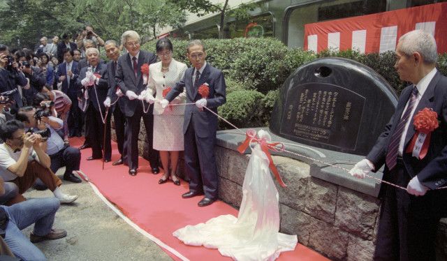 <あのころ>銀座に「銀恋の碑」完成 35年前の7月5日