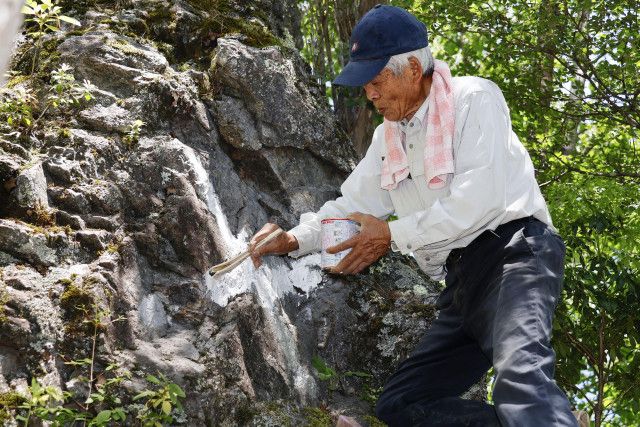 御巣鷹の尾根「×岩」塗り直し　85年日航機墜落、捜索の目印