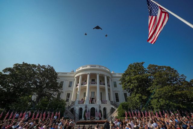 独立記念日に軍事成果を誇示　米大統領、B2爆撃機がデモ飛行