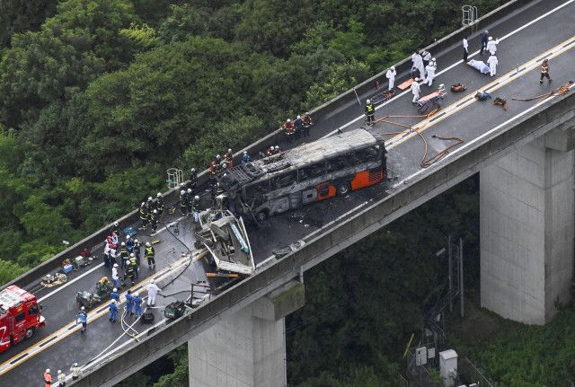 高速バス炎上2人死亡12人けが　徳島道、トラックと正面衝突