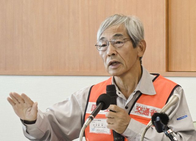 新燃岳「大雨備えた土砂対策を」　学識者が火山灰堆積を上空視察