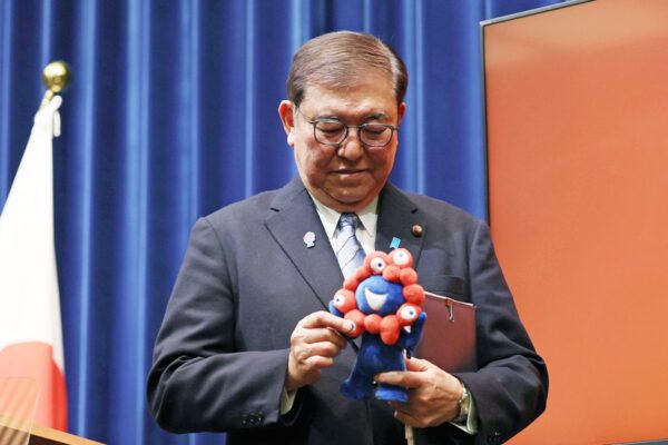 「ミャクミャクすぎました」個性が大爆発っ！！芸能人たちの「ミャクミャクコーデ」がアツすぎる！