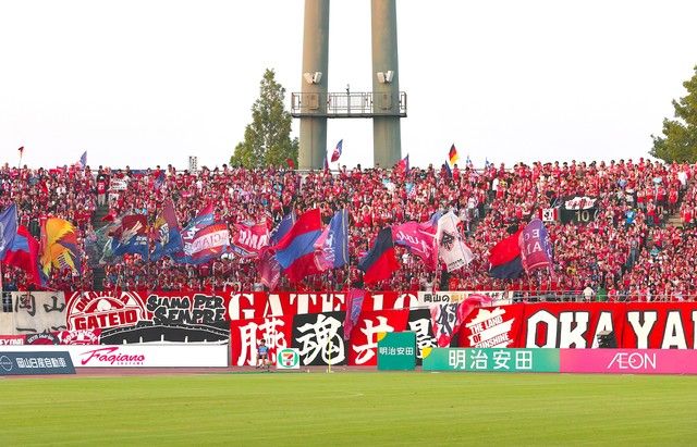 サッカーJ1岡山と広島のダービーは「日本一平和」？試合中に野太い声を上げるサポーターが「おしりフリフリ」踊るワケ