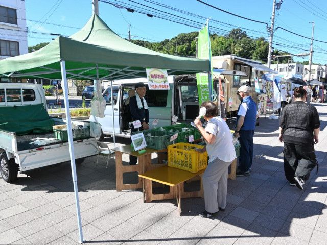 金沢の森本駅前広場で朝市の「軽トラ市」　小池赤土野菜などを販売
