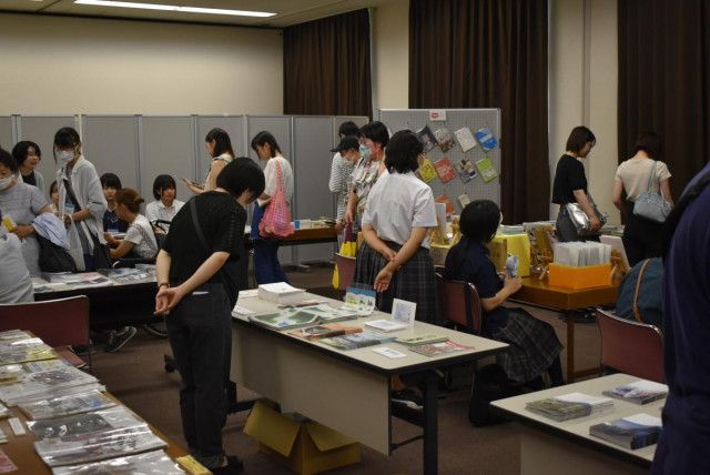 山梨県立文学館で「ZINEフェス」 400点の冊子展示
