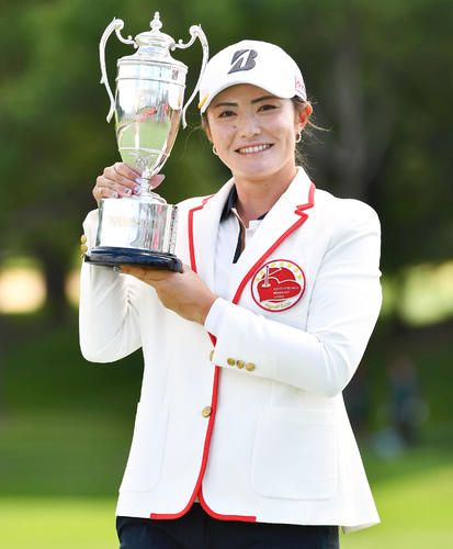 渡辺彩香、涙の３年ぶりツアー６勝「早く報告したい」上田桃子と夫に感謝