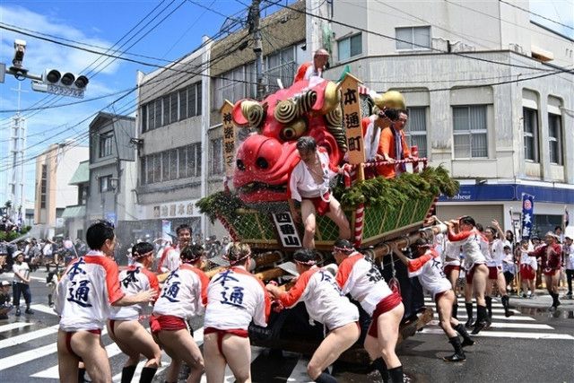 佐賀・鳥栖山笠勇壮に　力水浴びて「総がぶり」　