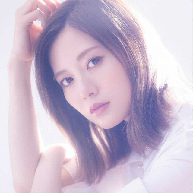 「まいやんなの!?」〝驚異の若返り〟32歳の制服＆ハイソックス姿にSNS騒然「凄っ!!何の違和感もない」「普通に女子高生にしか見えない」話題ドラマのオフショットに注目