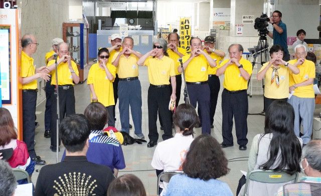 「指笛王国」がミニコンサート　発足20年、「芭蕉布」など涼しげな音色響く　「素晴らしい」聴衆も手拍子　沖縄・浦添市役所　