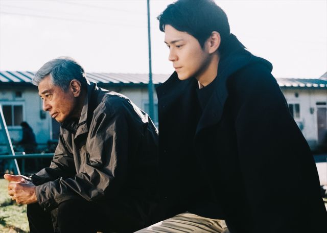 舘ひろし×藤井道人監督『港のひかり』場面写真公開 盲目の少年と“おじさん”の絆を描く感動作
