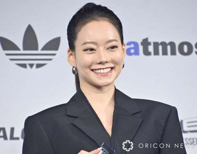 なごみ、超ミニ衣装ですらり美脚あらわ　スニーカーベストドレッサー賞で抜群スタイル披露