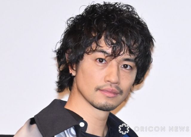 斎藤工、“眉なし&タトゥー”の豹変した姿を公開 “衝撃”ビジュアルに反響