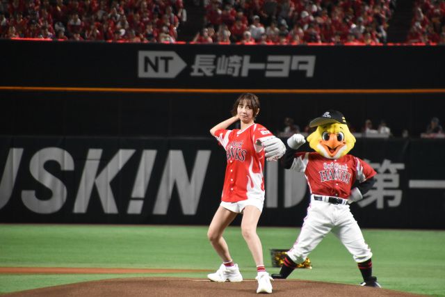 篠田麻里子、地元凱旋でFピッチに登場 豪快な投球もノーバンならず 『鷹祭 SUMMER BOOST 2025』を盛り上げる