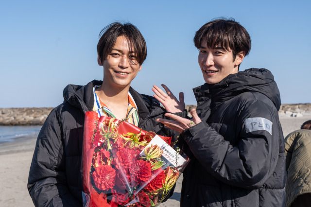 亀梨和也、『事故物件ゾク』本人役で出演 渡辺翔太“新旧主人公”が熱いハグ
