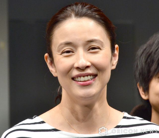 水野美紀、セーラー服姿の“娘”と2ショット「最強コンビ」「姉妹に見えますね」