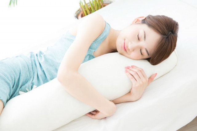 就寝時に「抱き枕」使うと“快眠”できる？　睡眠の専門家が説く“見落としがちな注意点”