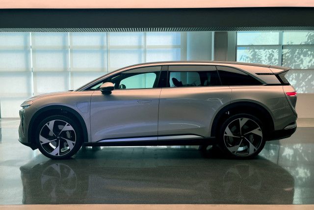 ウーバー、自動運転タクシー展開でEVルーシッドに3億ドル投資へ
