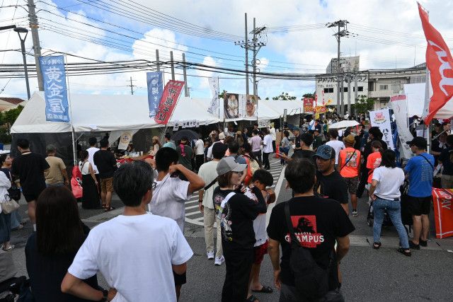初代王者は「ちょーでーぐぁ」　第1回沖縄そばグランプリ　名店8店の激戦制す　西原