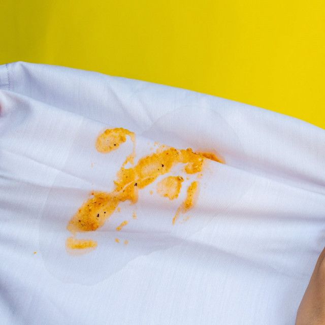 「服についた油染み」はなぜ落ちにくいの？汚れの種類別に紹介「4つもあるんだ！」