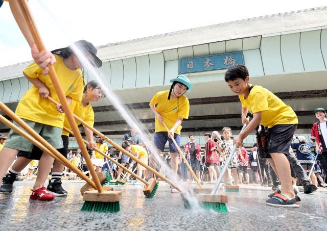 日本橋をピカピカにせよ　「日本橋橋洗い」に1800人が参加、デッキブラシでゴシゴシ