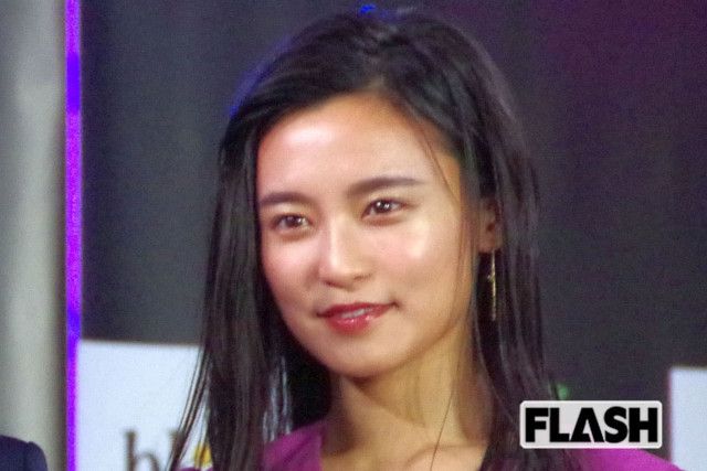 【夫急死から5カ月】金髪姿の小島瑠璃子　元AKBタレントの結婚式で満面の笑み…本誌に語った今後とは