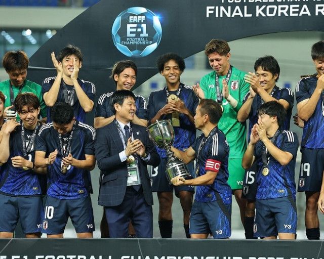 「泣ける泣けるよ、、、」長友や指揮官が高々と! E-1優勝、歓喜のトロフィーリフトにファン感動「みんないい笑顔だー嬉しそう」