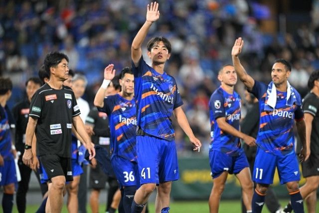 「デカっ!」「どんな家なんだよ笑」J2長崎イレブンが“ジャパネット創業者”の自宅で決起集会→驚きの豪邸ぶりにファン反響!「さすが明社長」「招待する人数がケタ違い」