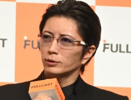 GACKT、先輩歌手からのプレゼントにツッコミ「またこうやって嫌がらせする」送り主はニヤリ