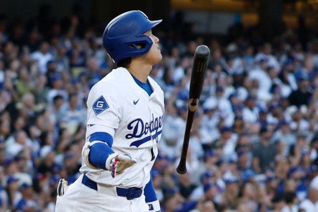 リアル二刀流デーで魅せた“圧巻パフォ” 大谷翔平の35号逆転2ランにMLBが注目「壮大なムーンショットとバットフリップだ」