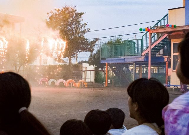 けやきの子幼稚園 恒例の「ナイアガラ」 うまく着火せずも歓声〈相模原市中央区〉