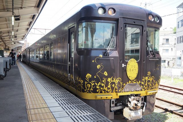 ここまで化けたか〜「元ディーゼル特急の豪華列車」 全席グリーン車以上の席の意外すぎる勝負どころ 「当たり前の機能がない」が出発点