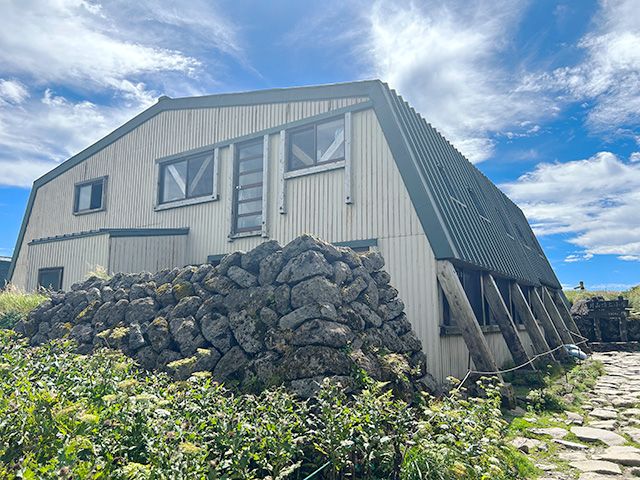 月山頂上小屋、水不足で昼営業できず 記録的少雨、雪解け水運び確保