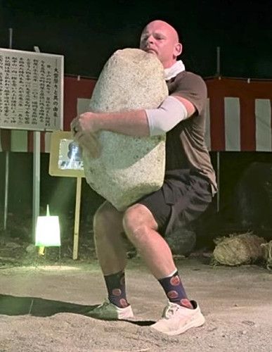 「このクレイジーなイベントは一体何なんだ」…富山の奇祭に外国人が初参戦、巨石は「想像以上にヘビー」