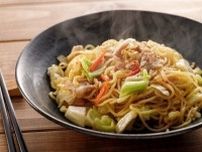 水→普段使っている調味料に変えるだけ！ひと手間でいつもの焼きそばが劇的においしくなる方法