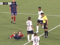 「ちょっと待ったPKやろ」「いやいや中でしょ！」際どい位置で接触転倒しVAR介入→FKがPKに変更「まじでよかった」ファンが一喜一憂した一部始終